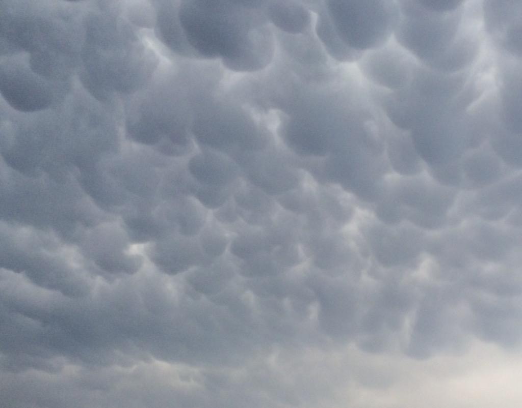 sileske's tweet photo. @robertobrasero @ELTIEMPO El cielo sobre Sax (Alicante). Parece que va a llover algo http://t.co/OfAhfJehe9