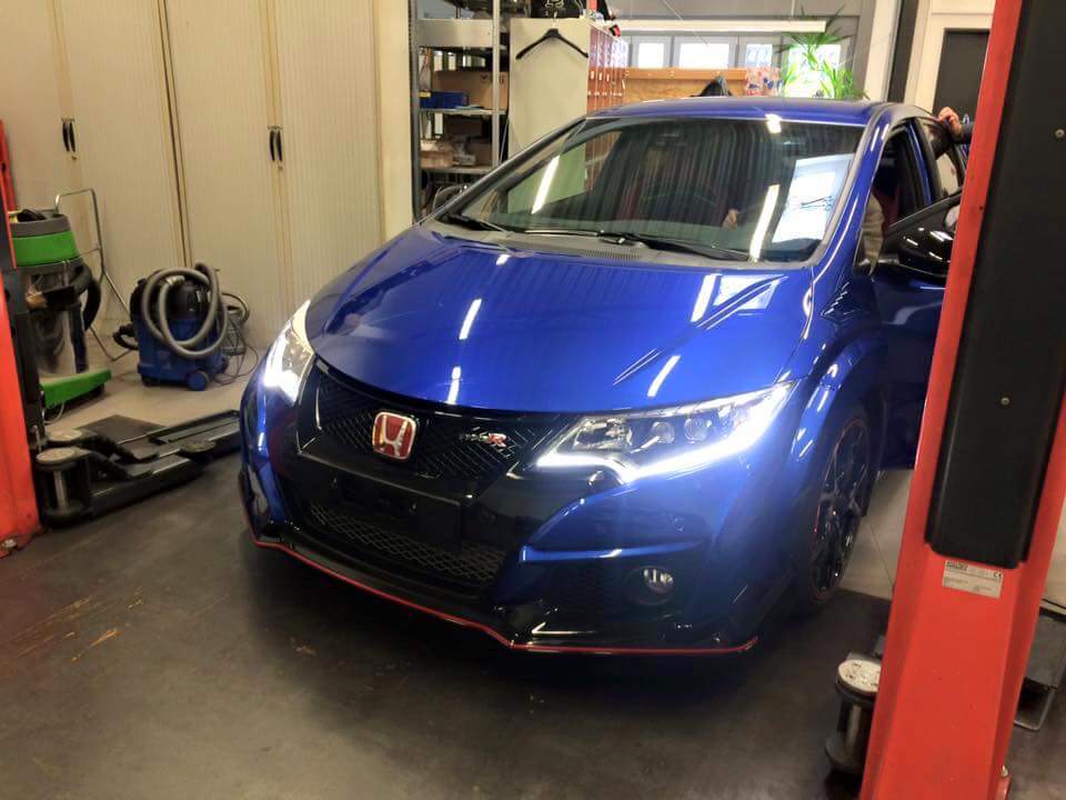 ctro_uk's tweet photo. Choose the colour of your weapon. #TypeR #ROADtoREDLINE @TypeR @fosgoodwood @Honda_UK @GranthamHonda @hondaprojason http://t.co/tlmdyoBZGd