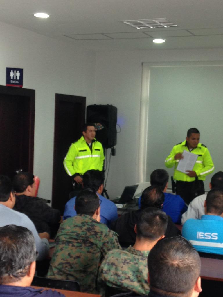 edgarleosiat's tweet photo. Personal del SIAT-A capacita a conductores de vehículos de emergencia http://t.co/PrZBB34XYg