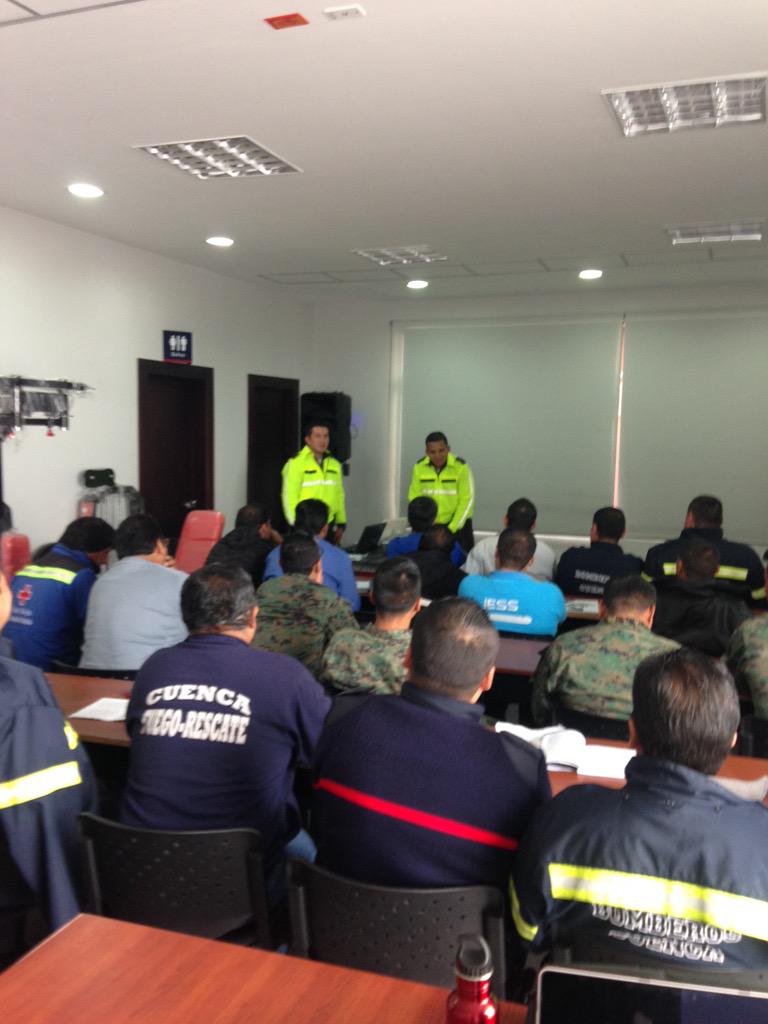 edgarleosiat's tweet photo. Personal del SIAT-A capacita a conductores de vehículos de emergencia http://t.co/PrZBB34XYg