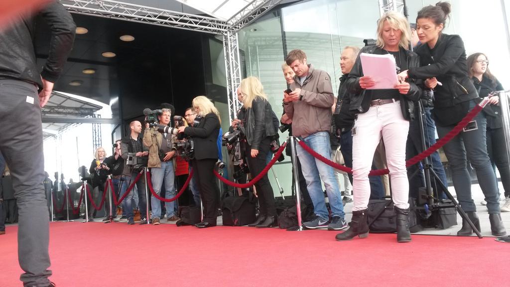 NadineWeigel's tweet photo. Warten auf #LennyKravitz bei #Leica  #Redcarpet #veryverycold http://t.co/3mBsVRhSOU