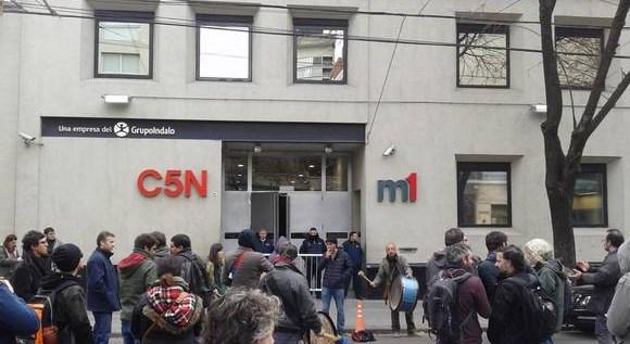 Denuncian persecución gremial en el portal de noticias de Cristóbal López ow.ly/OGVNy