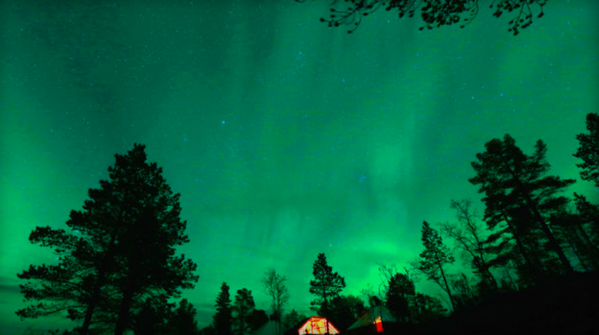CBSNews's tweet photo. TONIGHT: Northern lights may be able to be seen as far south as Iowa http://t.co/tCJYzj7Ayb http://t.co/TEBkQwSNVV