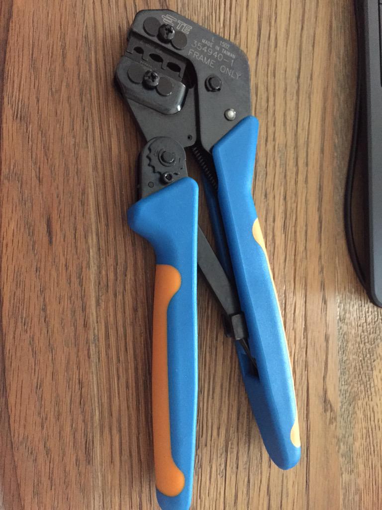 TRaemdonck's tweet photo. @BrusselsAirport do you know if a crimper about 20 cm is aloud with in hand luggage? http://t.co/wA5sUc4oU9