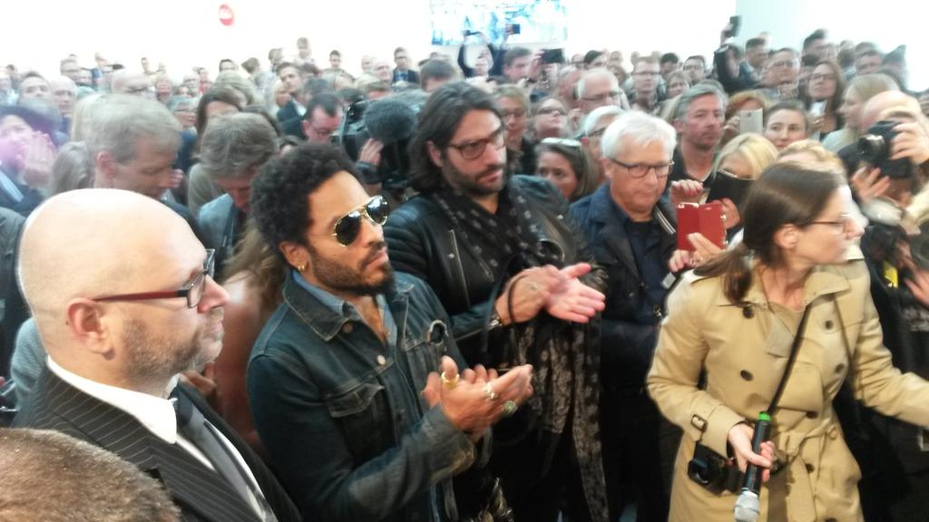 NadineWeigel's tweet photo. Da isser.  #LennyKravitz eröffnet in Wetzlar bei Leica seine weltweit erste Fotoausstellung. http://t.co/nTZAUCVGTJ