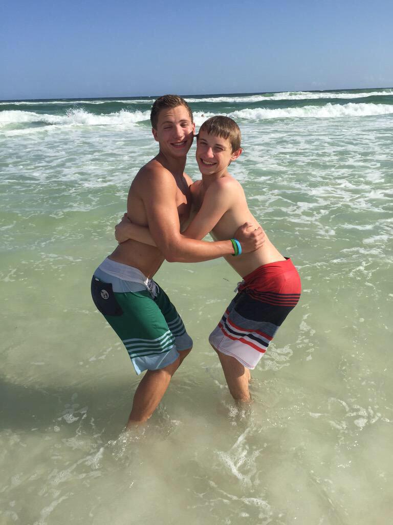 MejoresTwits's tweet photo. Asi se hacen fotos las chicas cuando están en la playa JAJAJAJAJA http://t.co/UjjAfYfj7s