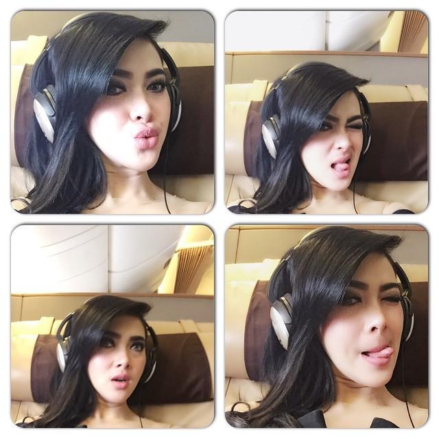 RealSyahrini's tweet photo. iKilling Time In The Aircraft ✈️✈️✈️#PrincesSyahrini #Seperti_ituuhh #WifiOnBoard http://t.co/IIB9ckOsjM