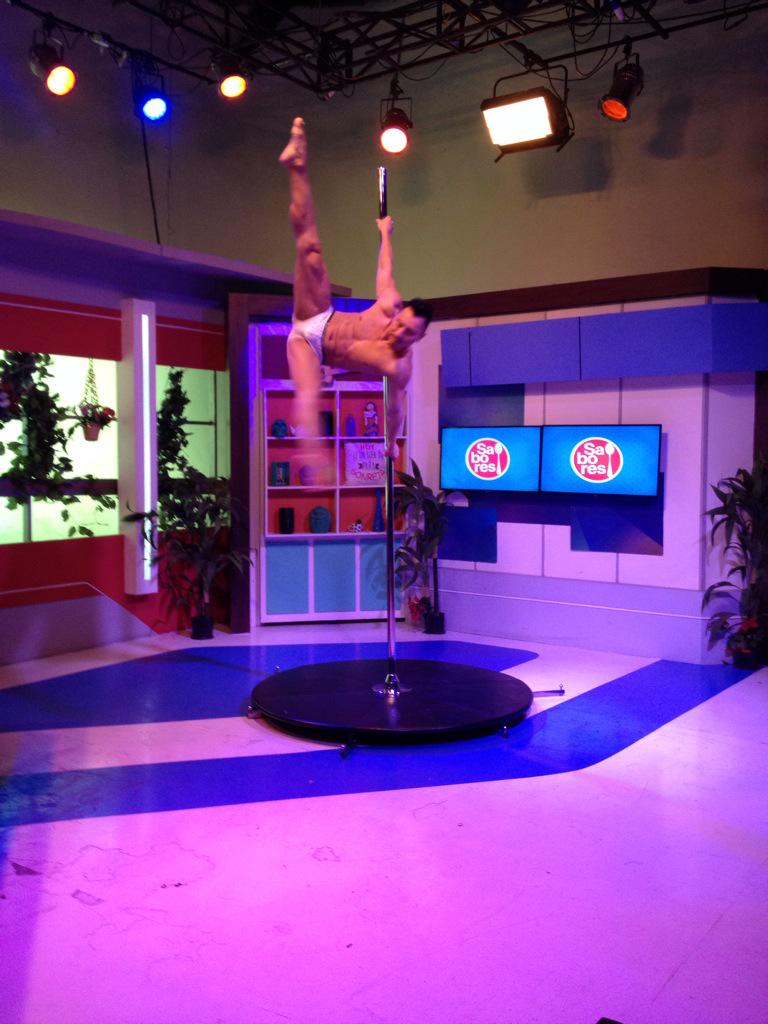 ChileanPole's tweet photo. Un pequeña demostración de lo que será el campeonato en programa Sabores de @zonalatina #polesportchile #chileanpole http://t.co/iAmGG32PoM