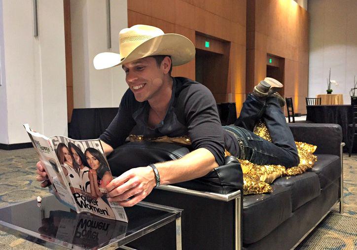 Aaaannnnd I've found my favorite photo of <a href="/dustinlynch/">Dustin Lynch</a>. Read all about it here glamour.com/entertainment/…