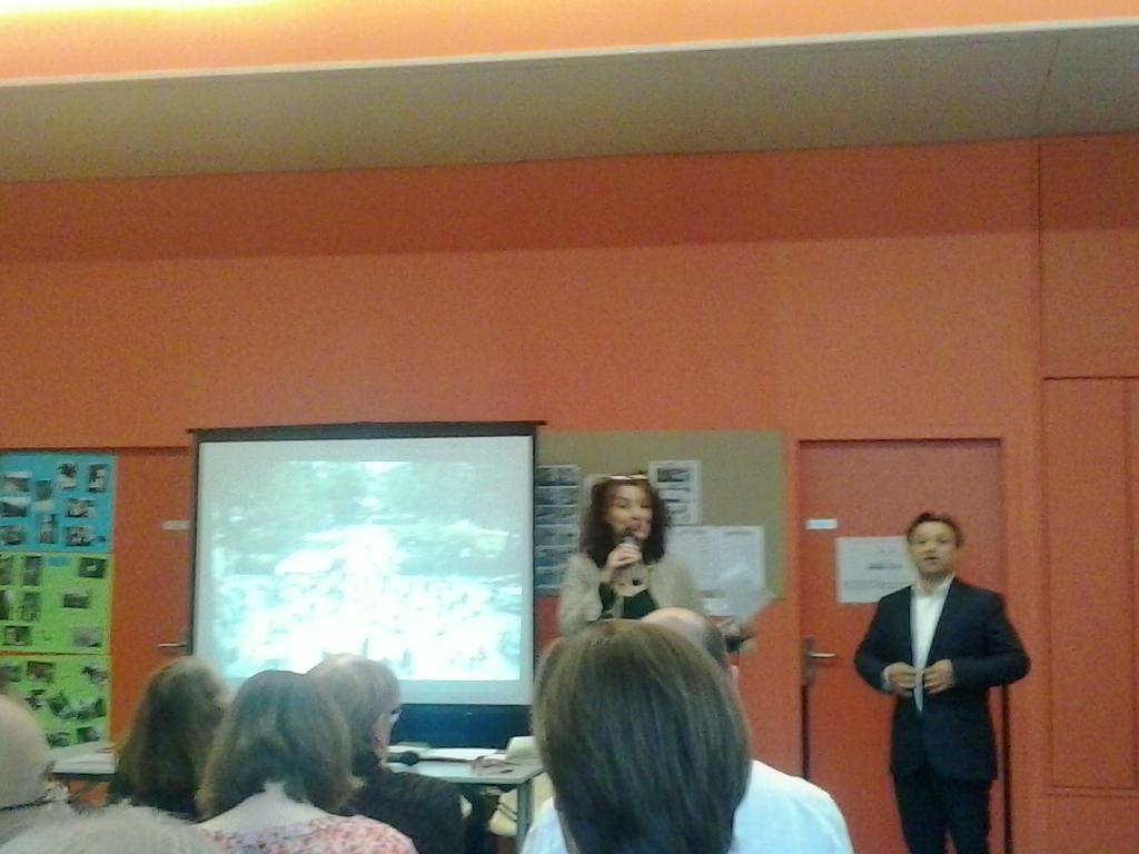 ensembleprle14e's tweet photo. Avant l'installation du nvo conseil @cdqjmpo, l'ancienne présidente @chantalgodinot présente le beau bilan du cq http://t.co/Sk4Pbo5Nyv