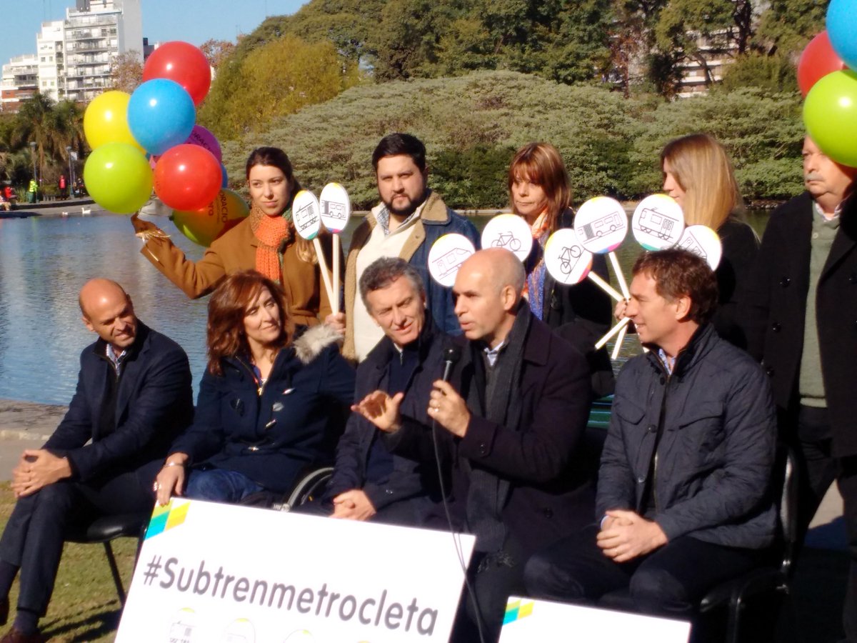gabimichetti's tweet photo. Junto con @mauriciomacri y @horaciorlarreta presentamos "Red de Expresos Regionales" y "Metrobus transversal" http://t.co/kGYM2FdLIS