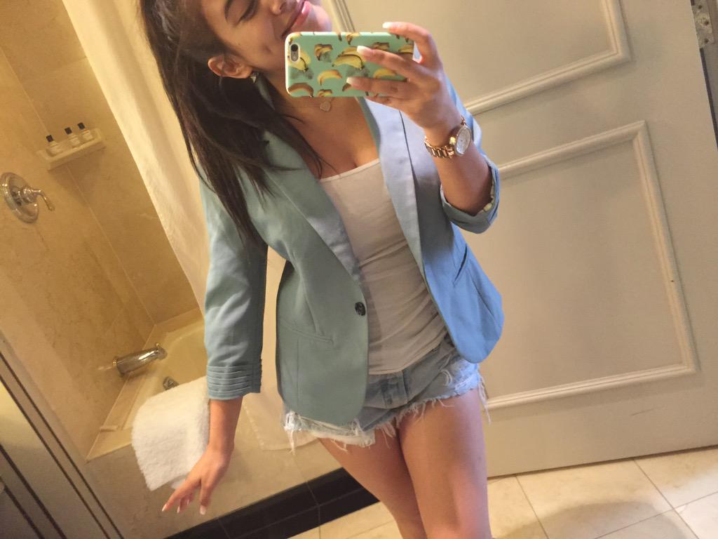 AdelaineMorin's tweet image. Is this a good outfit for #BeautyUnited ?¿??! Or should I go out and buy a dress?🙈🙈 I NEED TO SHOWER I SMELL