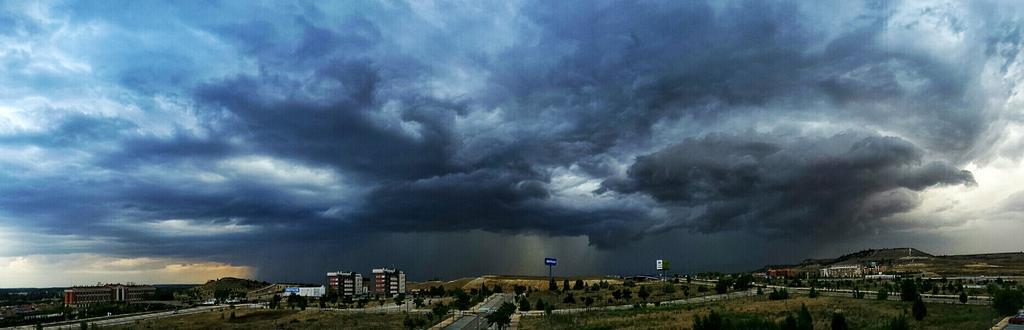 FernandoBarragn's tweet photo. @tiempobrasero Tormenta justo antes de descargar sobre Arroyo de la Encomienda  (Valladolid) http://t.co/ya8h1fQkms