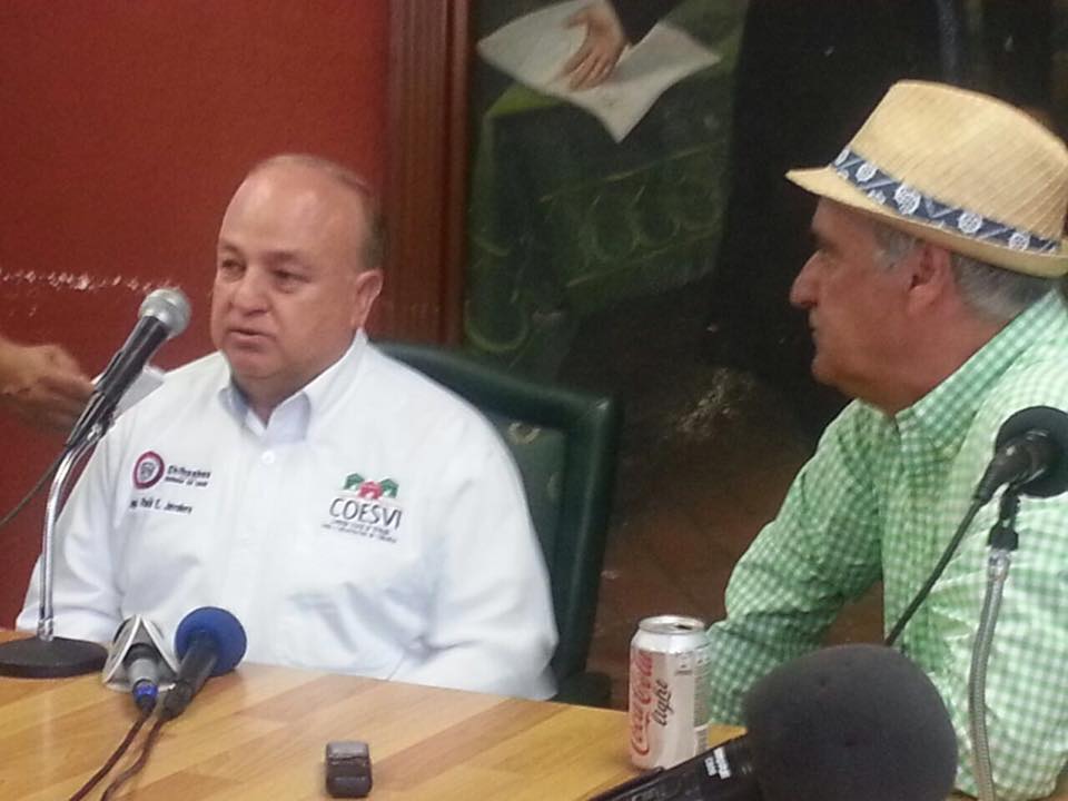 coesvichihuahua's tweet photo. El Director @raul_javalera_l y el P. Mpal @MiguelJuradoC atendiendo medios en la ciudad de @parralchih #parral2015 http://t.co/5us62vr14Q