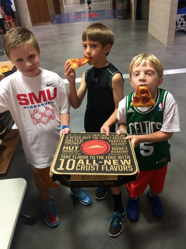 Thanks to @PizzaHut for bringing pizza to our <a href="/SMUBasketball/">SMU Basketball</a> campers! Great day to be a Mustang!