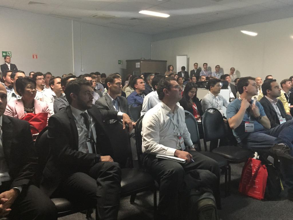 suliyar's tweet image. Standing room only for Mobile . Brazil OOW on fire. #OraclePaaS #OracleMobile #OracleMCS