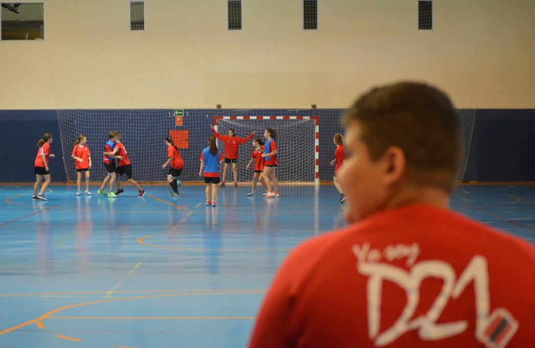 BalonmanoD21's tweet photo. Un mixto de nuestros infantiles femenino A, masculino y cadete femenino. #Balonmano #D21 http://t.co/7dulyyM8kN