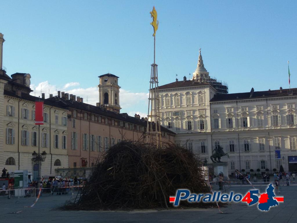 parallelo45's tweet photo. In attesa del «Farò» in Piazza Castello.
Info su http://t.co/dn9tKOtFkQ #torino #sangiovanni15 #tradizioni http://t.co/CN2o7bLOT3