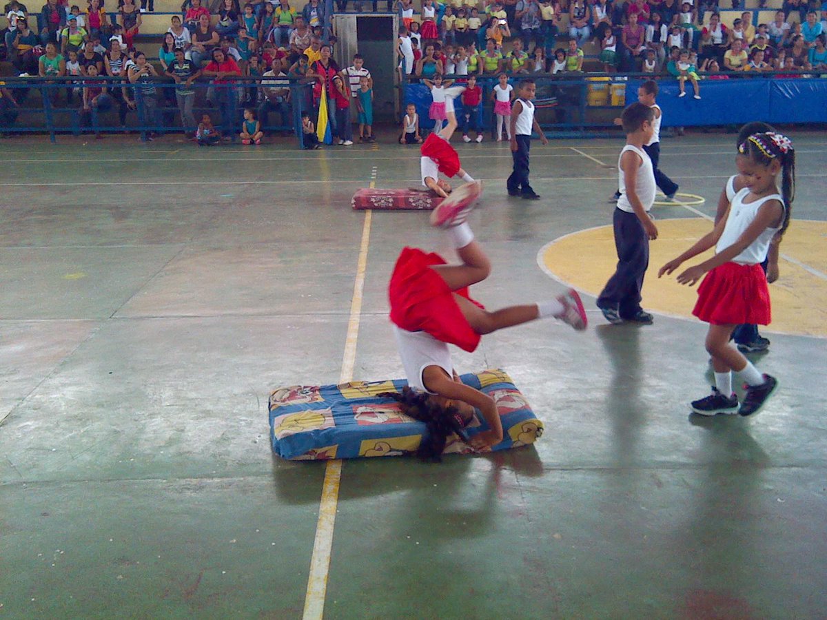 CEFIDERM1AAT's tweet photo. Revista Gimnástica Municipal, CEI Antonio José de Sucre. @meaat01 @Sorayaachkar http://t.co/o0Unu00smj