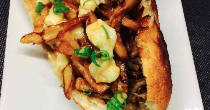 Pour célébrer la St-Jean le restaurant <a href="/Lgrosluxe/">L'Gros Luxe</a> te sert un sous-marin à la poutine goo.gl/T3Ruz7 #foodporn