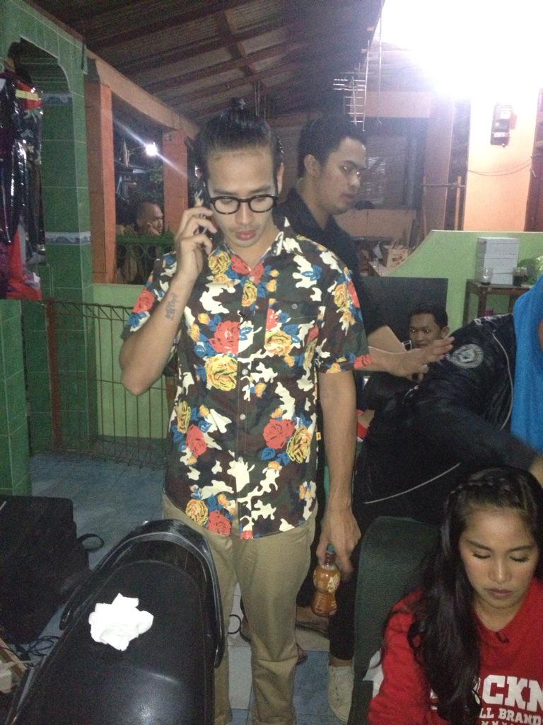 sahur_itu_indah's tweet photo. Persiapan tim outdoor, ada @TarraBudiman @ChikaWaode @Asri_Welas yang lagi di Cilodong, Depok #SII_Plzhelpdong http://t.co/Q5kXZppKYg