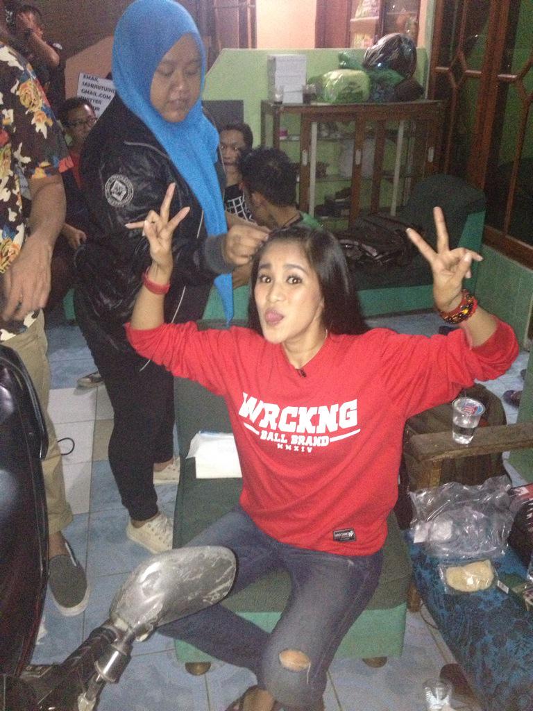 sahur_itu_indah's tweet photo. Persiapan tim outdoor, ada @TarraBudiman @ChikaWaode @Asri_Welas yang lagi di Cilodong, Depok #SII_Plzhelpdong http://t.co/Q5kXZppKYg