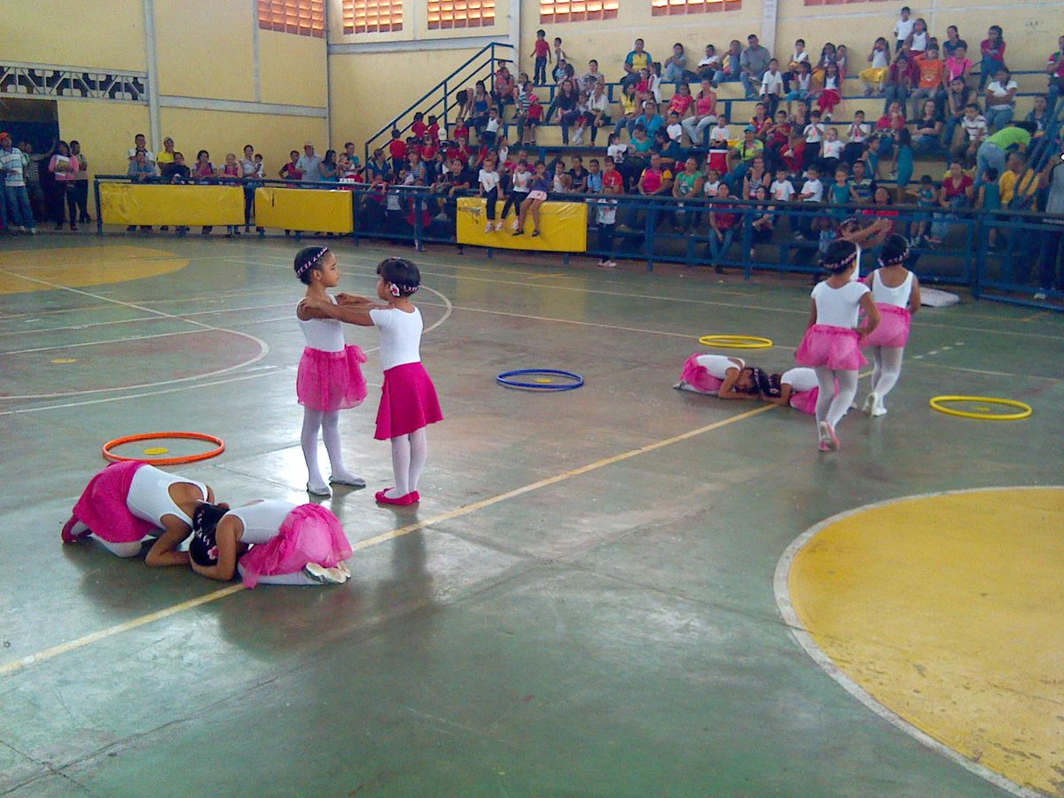 CEFIDERM1AAT's tweet photo. Revista gimnástica Municipal, CEIB Hugo Rafael Chávez Frías @Sorayaachkar @masolme @meaat01 @DEPORTEZEB http://t.co/xiPjgAvWtR