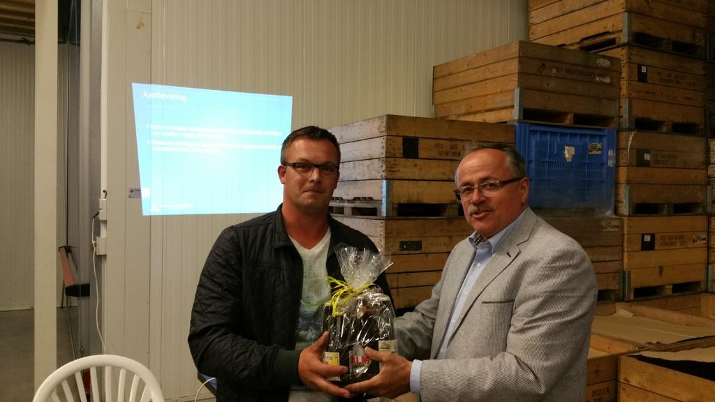 @FerrydeLeeuw krijgt prijs uitgereikt door <a href="/MathieuGremmen/">Mathieu Gremmen</a> project schoonwater meest innovatieve teler #fruitteelt