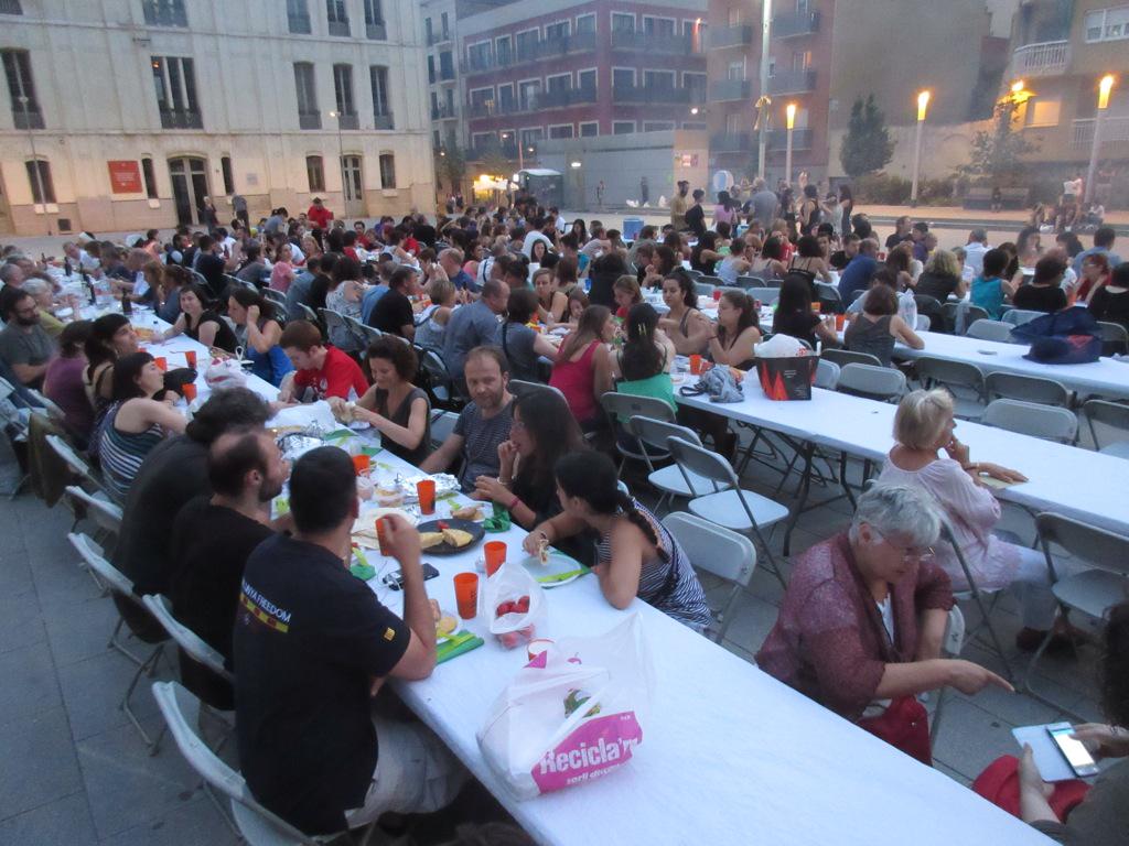 Comencem a sopar a #Revetlla de #SantJoan a #Sants amb  <a href="/DiablesdeSants/">Diables, Tabalers i Bèsties de Sants</a> <a href="/SocarrimatsFOC/">Socarrimats Infern</a> <a href="/jaumecompte/">Casal Indepe de Sants</a> <a href="/TropicalRiots/">Tropical Riots PD's</a>
