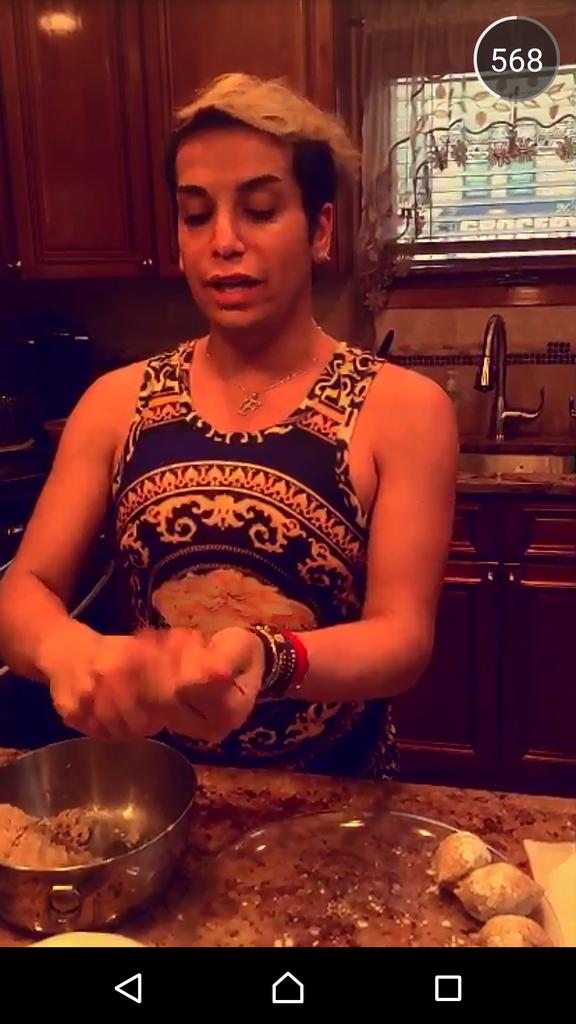 الله يسامح الداية اللي بشّرت فيك 😂😂😂😂😂😂
ينعن عينك شو معدّل 😂😂😂😂😂😂