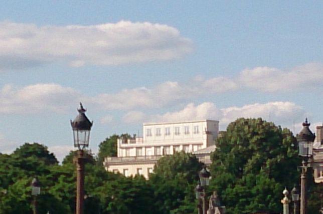 Le dernier étage de l'ambassade américaine est en fait une station d'écoute recouverte d'une bâche en trompe l’œil