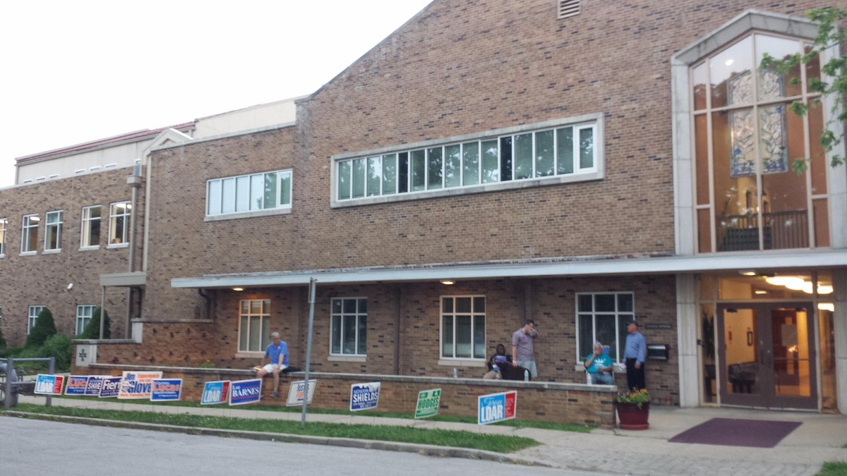 1MinCan's tweet photo. Voting continues despite the rain, #KC! Here is a poll in action! Voting Info -> http://t.co/DoAYJ6bgSb #KnowYourVote http://t.co/c9vDIf3iTm