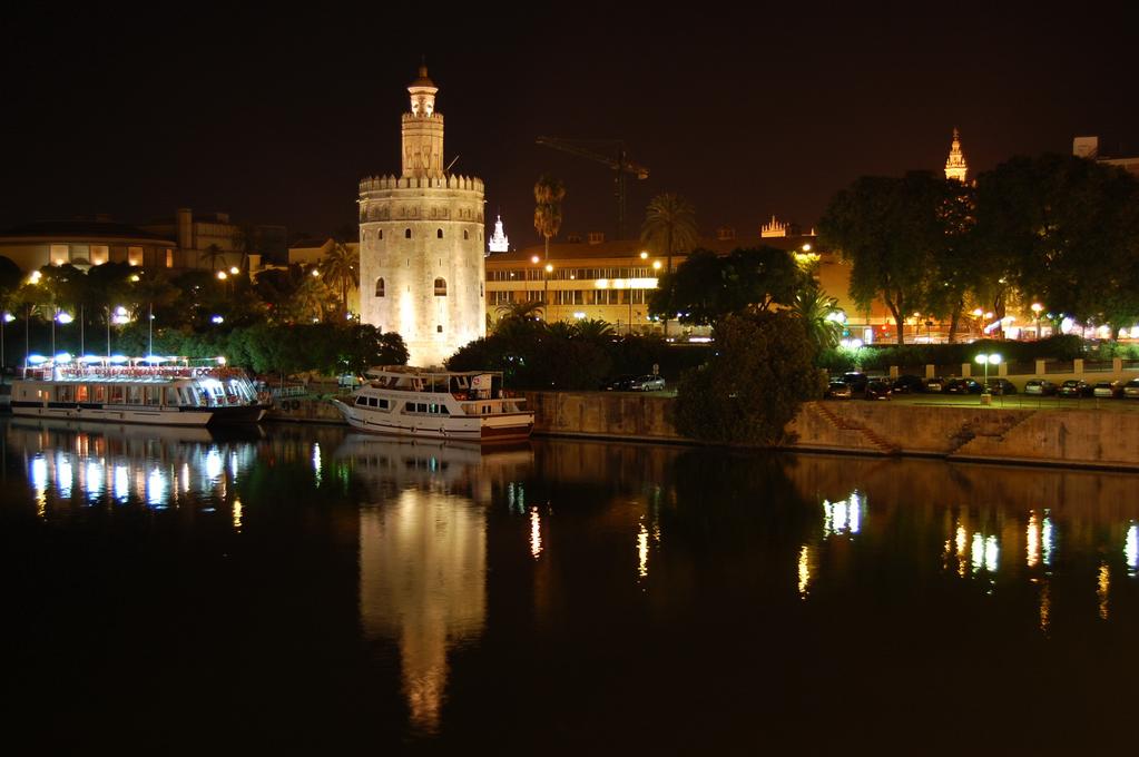 QueDiseMiarma's tweet photo. Y cuando la noche llega a Sevilla, se observa esta maravilla.. http://t.co/BXAXnbaRh6