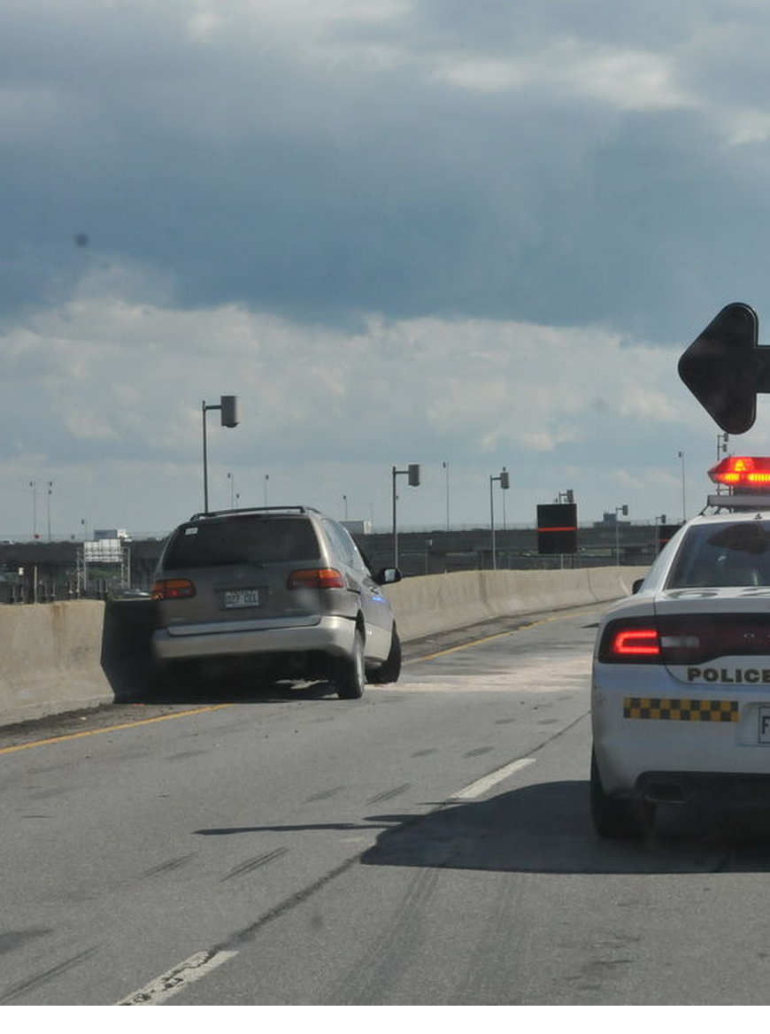 JdeMontreal's tweet image. Un homme chute de l'échangeur Turcot: la circulation dans l'ouest de Montréal paralysée
journaldemontreal.com/2015/06/23/acc…
