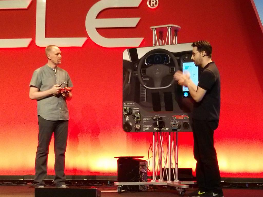 brjavaman's tweet image. And in the embedded part of the keynote, @steveonjava shows the simulation of a smart car at #JavaOneBR