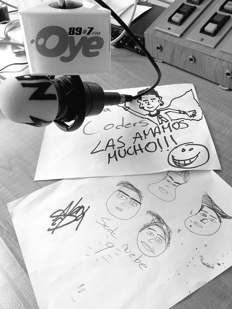 OyeSergioMejia's tweet photo. Esto dibujaban @somoscd9 mientras estaban al aire tomando el control de mi turno en cabina ! #CD9InvadeOye897 http://t.co/66J9Lxbmxm