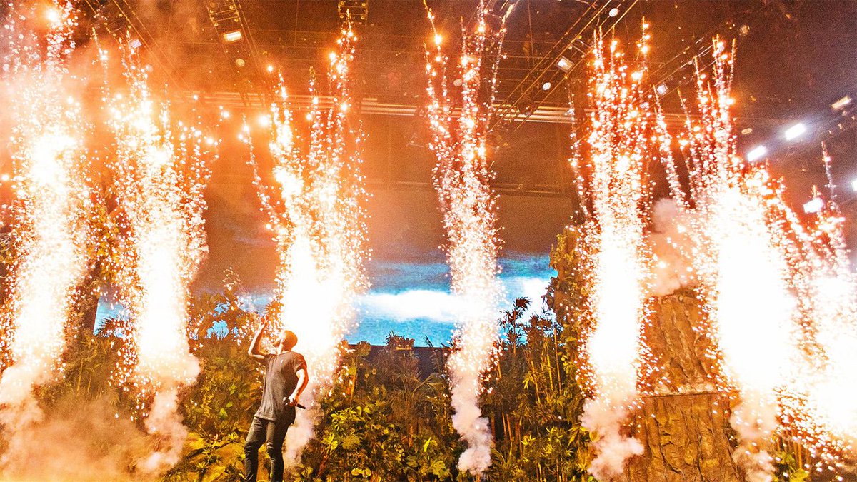 wayla's tweet photo. Check out @Drake 's explosive set at #govballnyc shot by @96_point_futura http://t.co/FJA2YoQJzM @GovBallNYC #DRIZZY http://t.co/lydMWNmzbY