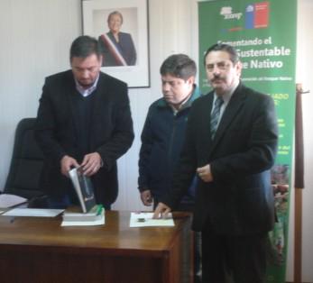 conafohiggins's tweet photo. CONAF firma convenio con la Ilustre municipalidad de Paredones para arborizar y llenar de áreas verdes los barrios. http://t.co/QtUMPixxbi