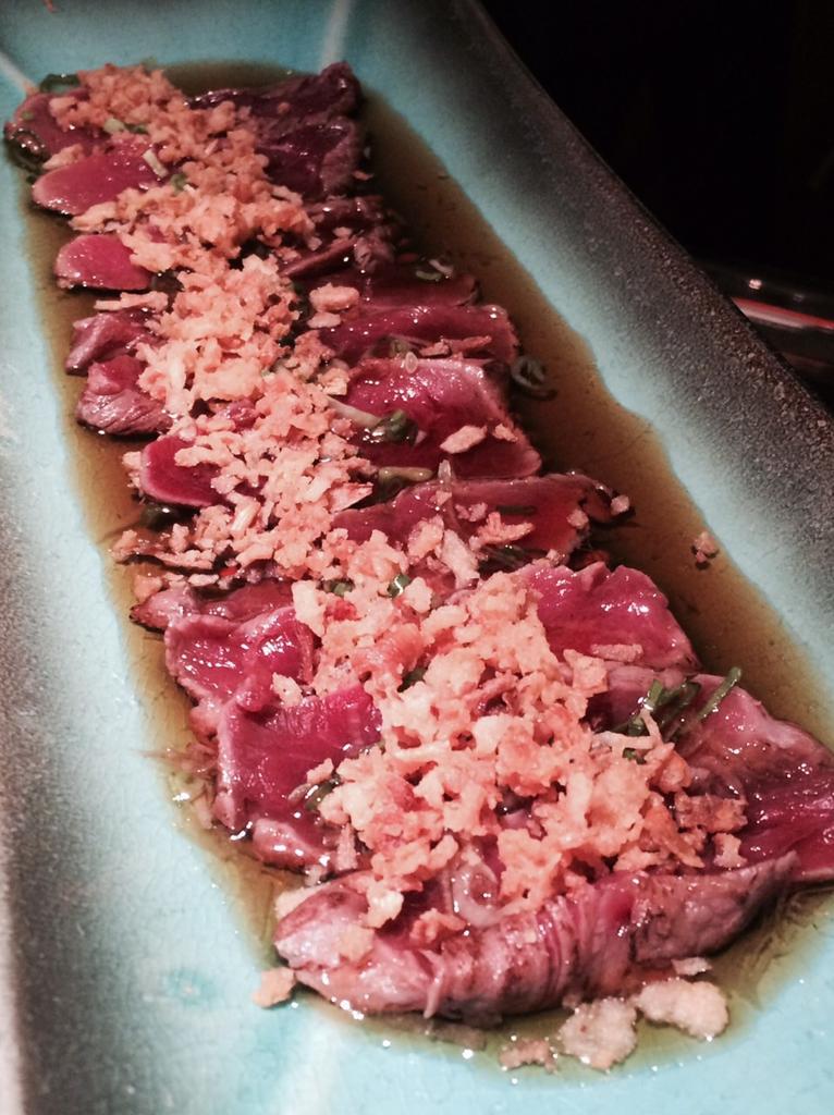 SgreentTea's tweet photo. Nuestro #tataki de #buey lleva horas macerando para #vosotros ! #MasterChef #TheBachelorette http://t.co/x7dlu6u9XN