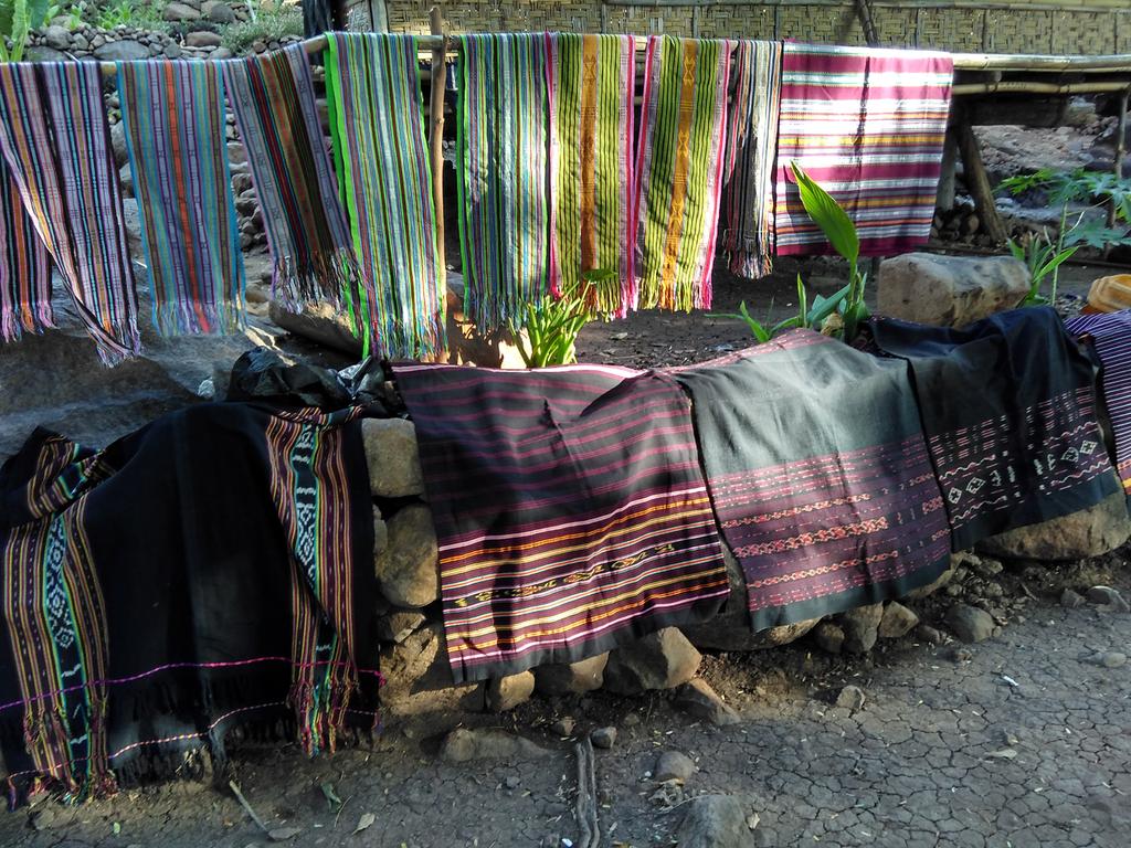 infoalor's tweet photo. Kerajinan tenun di Kampung Tradisional Takpala. http://t.co/qnaTAfTj9t