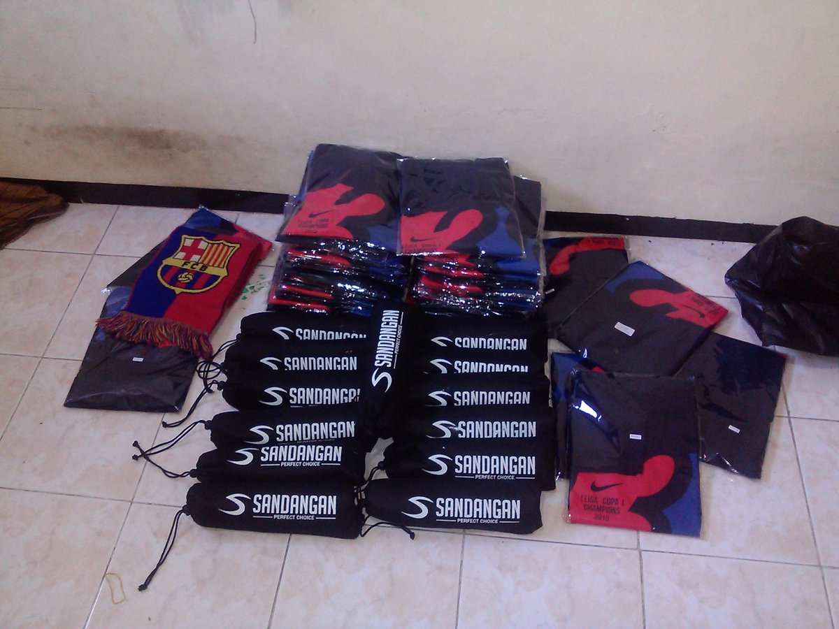 Sandangan_Shop's tweet photo. Mau update No Resi Pengiriman kaos Treeble Winner Barca nih, Facebook error jd pindah tweet dlu, :)) http://t.co/Ij4WH8sF1n