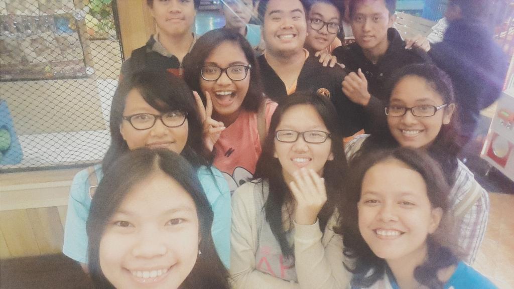 KoremGKIKP's tweet photo. Oh iya ini foto2 narsis kita waktu nobar kebersamaan kemarin lohhh 😊😊😊 lucu kan? Hmmmm... http://t.co/zeHbi3cjtY