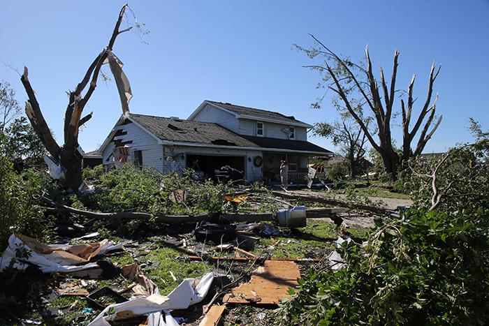 aperezTribune's tweet photo. Damaged homes following a tornado in Coal City. Chicago Tribune photo by Antonio Perez
#CoalCity #tornado2015 http://t.co/2KtcJkUAbF