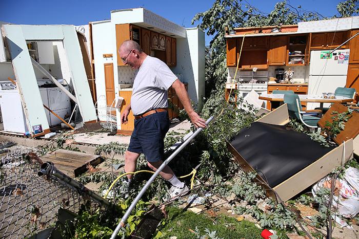 aperezTribune's tweet photo. Damaged homes following a tornado in Coal City. Chicago Tribune photo by Antonio Perez
#CoalCity #tornado2015 http://t.co/2KtcJkUAbF