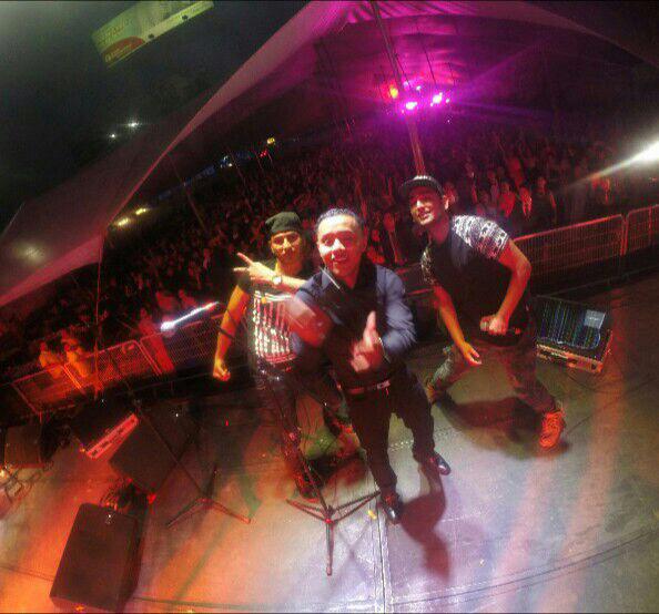 kevbarrientos's tweet photo. La Prepa 9 se puso a perrear con #SwaggerTeam 🎤 @YoungDj97 http://t.co/JZm1mbx0Lg