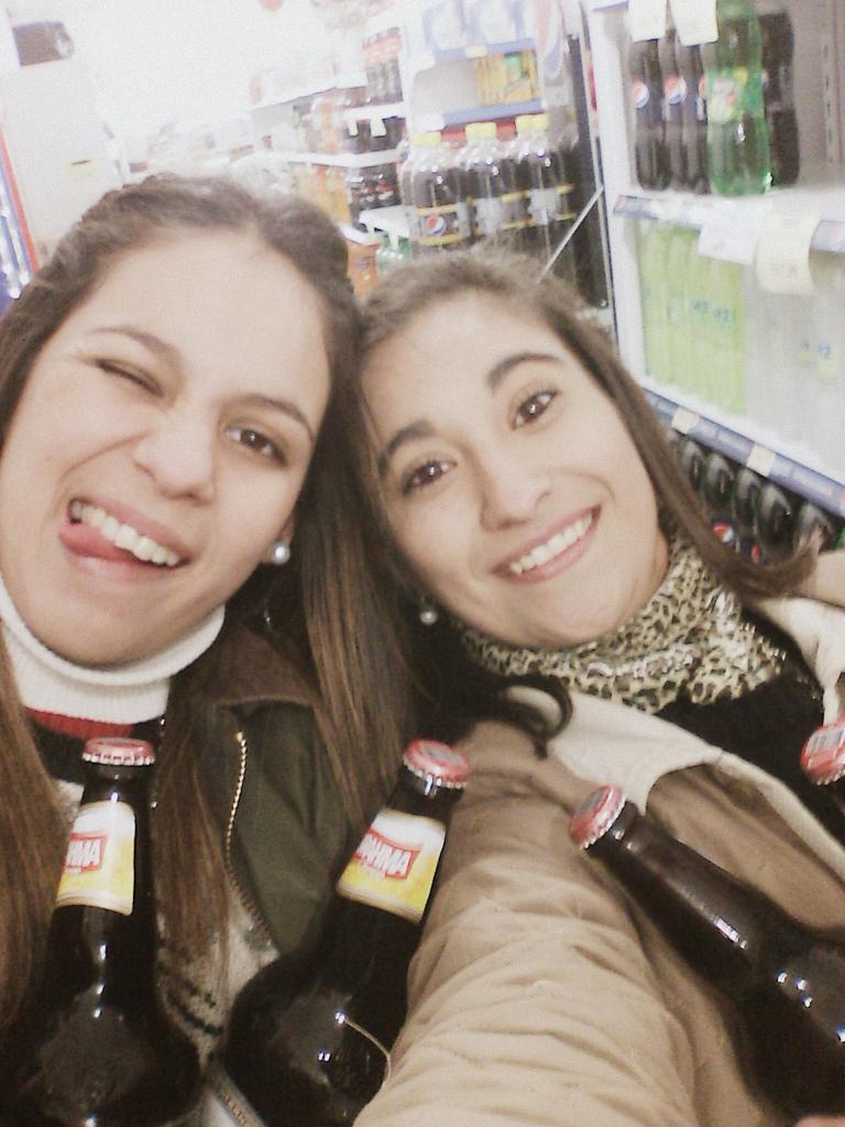 sofiaespindola_'s tweet photo. #PutiTroli
#Borrachita
@florzamudio4 💗 http://t.co/sXLXEf6kGC