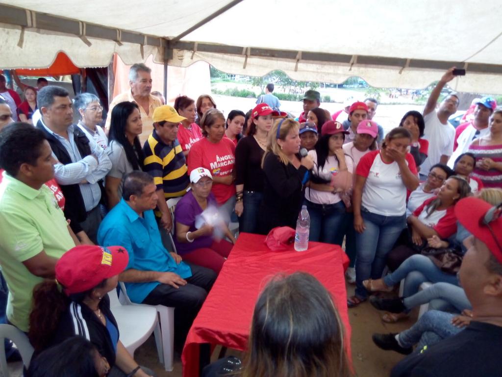 NANCYCANDANGA_'s tweet photo. @nancy_ascencioe y @amarcanopsuv #EnVictoriaPopular en Villa Chipia .@PedroCarreno_e .@NicolasMaduro  .@dcabellor http://t.co/gKEhQjS8b6
