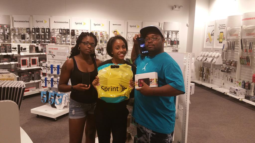 markgunn80's tweet photo. Jasmine @ Opry Mills takes a lease w the G-flex 2 &amp; ads a G-pad with a ballistic case! @michiganman_55 @justincook83 http://t.co/rB3IpUs7xV