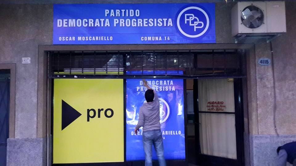 PDPCaba's tweet photo. Local PDP Comuna 14, nuestro correligionario Santiago Bensusan ultimando detalles. @JManuelbensusan http://t.co/Gmb0tU0CNT