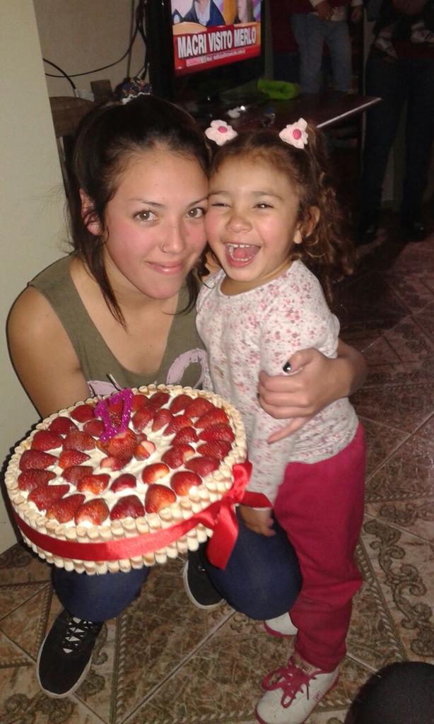 BMaidanaa's tweet photo. Cumpleaños Feliz!!!  😊 Gracias Juuu #hermosa 🎂 http://t.co/Sga7rYMrmF